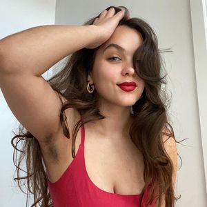 Buschige Pics: OnlyFans-Girl feiert ihre Achselhaare im Netz