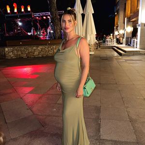 Ferne McCann setzt ihre XXL-Babykugel im Bikini in Szene