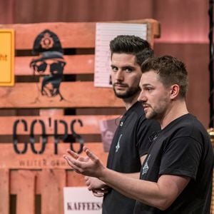 So happy sind die Kaffeeschnaps-Gründer mit ihrem Löwen Nils