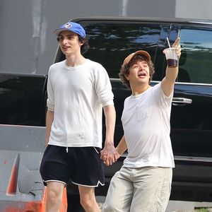 Echte BFFs! Finn Wolfhard und Gaten halten Händchen in NYC