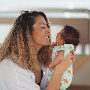 Süßer Wuschelkopf! Fiona Erdmann zeigt ihre kleine Tochter