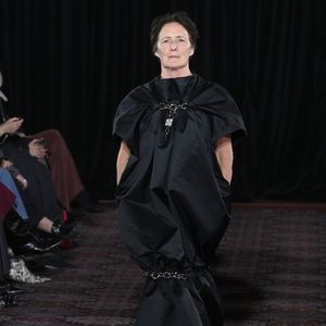 Fiona Shaw feiert Laufsteg-Debüt auf Londoner Fashion Week