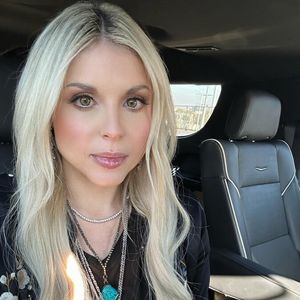 Firerose chillt nach Trennung von Billy Ray Cyrus im Studio