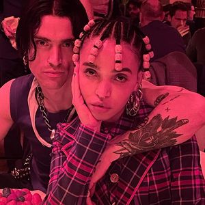 Mit Paarfoto: FKA Twigs lüftet die Identität ihres Freundes