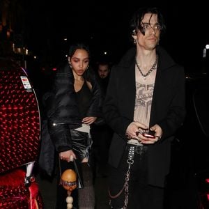 Hand in Hand: FKA Twigs und ihr Jordan besuchen Fashionshow