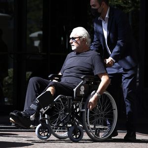 Ernste Lage? Flavio Briatore verlässt Hotel im Rollstuhl