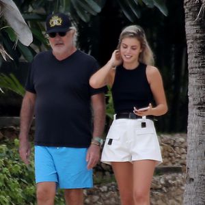 Diese Bikini-Beauty liebt einen 62-Jährigen!