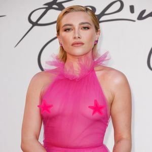Selbstbewusst! Florence Pugh posiert in transparentem Kleid