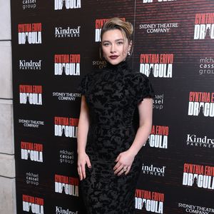 Florence Pugh trägt einen großen Verlobungsring bei Premiere