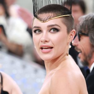 Essen mit Freunden: Florence Pugh präsentiert neuen Buzz-Cut