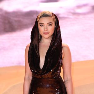 Schon wieder Nippelblitzer! Florence Pughs Kleid verrutscht