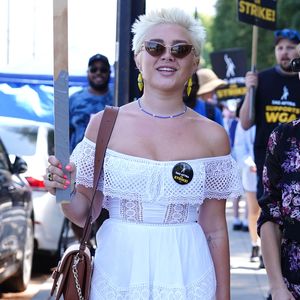 Punkiger Look: Florence Pugh streikt vor den Disney-Studios