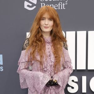 Autsch! Florence Welch bricht sich auf der Bühne den Fuß