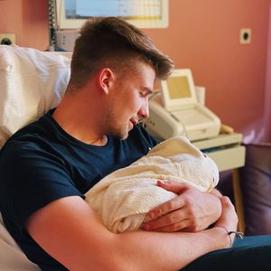 Stolzer Papa: Julitas Freund Flo kuschelt mit seinem Sohn