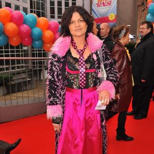 15 Zigaretten am Tag: Fräulein Menke könnte Stimme verlieren