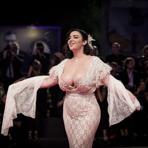 Curvy-Model Francesca mit Mega-Ausschnitt beim Filmfestival