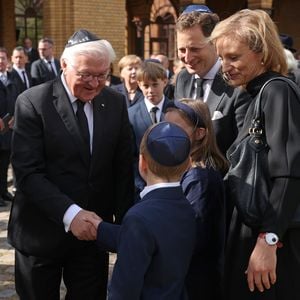Prinz von Preußen zeigt sich erstmals mit allen vier Kindern