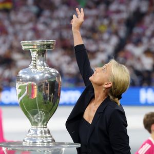 Emotionaler EM-Auftakt: Franz Beckenbauers Witwe hält Pokal