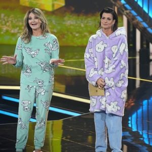 Frauke Ludowig und Marlene Lufen im Pyjama beim Fernsehpreis
