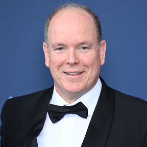 Fürst Albert II. überrascht mit Achtzigerjahre-Look bei Gala