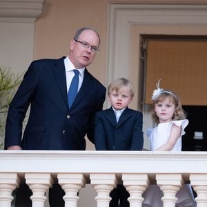 Fürst Albert II. verbringt Zeit mit Kids im Freizeitpark