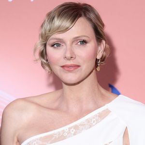 Fürstin Charlène glänzt in Kleid mit gewagten Cut-outs
