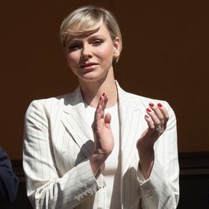 Fürstin Charlène begeistert mit elegantem Look in Zartrosa!
