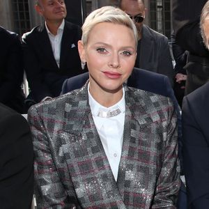 Gut gelaunt: Fürstin Charlène strahlt bei Paris Fashion Week