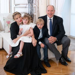 Zum Hochzeitstag: Charlène und Albert teilen Familien-Pic