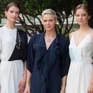 Cooler Gel-Look: Fürstin Charlène stylt blonde Mähne neu