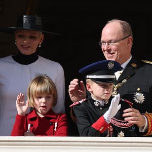 Fürst Albert und Charlène besuchen mit Kindern Zirkusparade