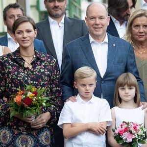 Fürst Albert und Charlène mit Kids bei besonderem Termin