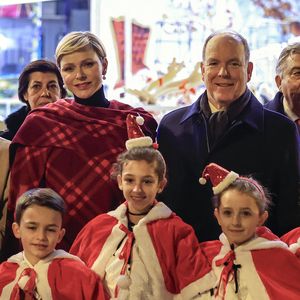 Fürst Albert und Charlène verteilen Weihnachtsgeschenke