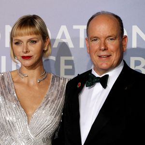 Fürst Albert und Frau Charlène strahlen zusammen auf Event