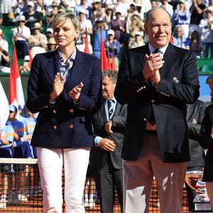 Fürstin Charlène wirkt distanziert auf neuen Pics mit Albert