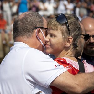 So vertraut zeigen sich Fürst Albert und Charlène selten