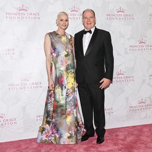 Im Blumenkleid: Fürstin Charlène strahlt auf dem Red Carpet