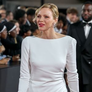 Fürstin Charlène besucht Krankenhaus in Designer-Kleid