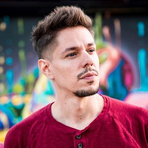 Funky Matas stellt mit Tattoo im freien Fall Weltrekord auf
