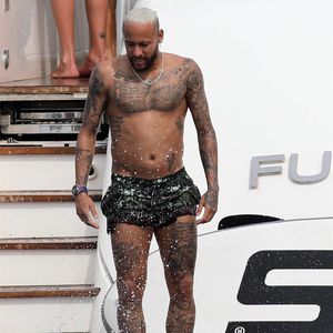 Kein Sixpack: Fans witzeln über Neymars kleines Bäuchlein