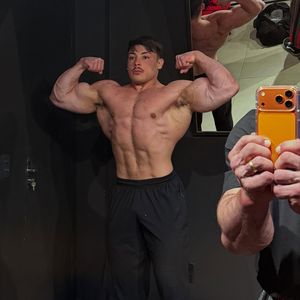 Fitness-Influencer (22) leblos in seiner Wohnung gefunden