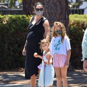 Ziemlich rund! Schwangere Gal Gadot mit ihren Kids unterwegs