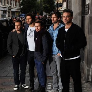 Robbie Williams' 30-Meter-Roboter jagt Anwohnern Angst ein