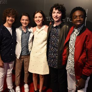 Globe-Selfie-Wahn: Alle Stars lieben "Stranger Things"-Kids!