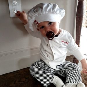 Welches Promi-Baby ist hier als süßer Mini-Koch verkleidet?