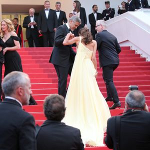 So süß hilft George Clooney Amal aus der Kleider-Patsche