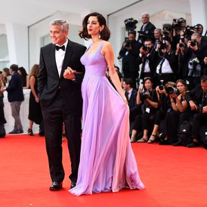 Fan-Küsse inklusive: 1. Red Carpet der Clooneys nach Geburt!