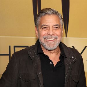 George Clooney strahlt an seinem 64. Geburtstag