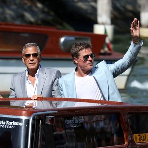George Clooney und Brad Pitt kellnern bei Dinner in Venedig