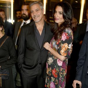 Jetzt wirklich schwanger? Amal Clooney mit Baby-Bäuchlein